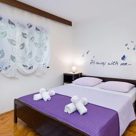 Apartment Romantisches Mit Mediterraner Terrasse, Privatparkplatz Und Grillbereich