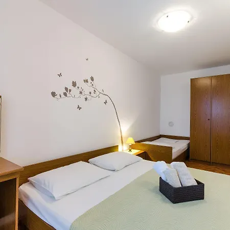 Apartment Romantisches Mit Mediterraner Terrasse, Privatparkplatz Und Grillbereich Crikvenica