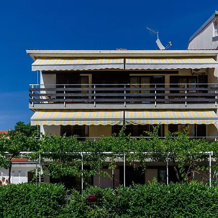 Apartment Romantisches Mit Mediterraner Terrasse, Privatparkplatz Und Grillbereich