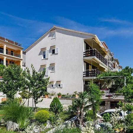 Romantisches Mit Mediterraner Terrasse, Privatparkplatz Und Grillbereich * Crikvenica