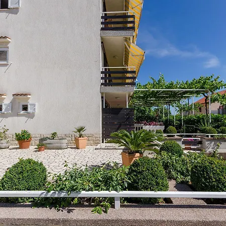 Romantisches Mit Mediterraner Terrasse, Privatparkplatz Und Grillbereich Lejlighed